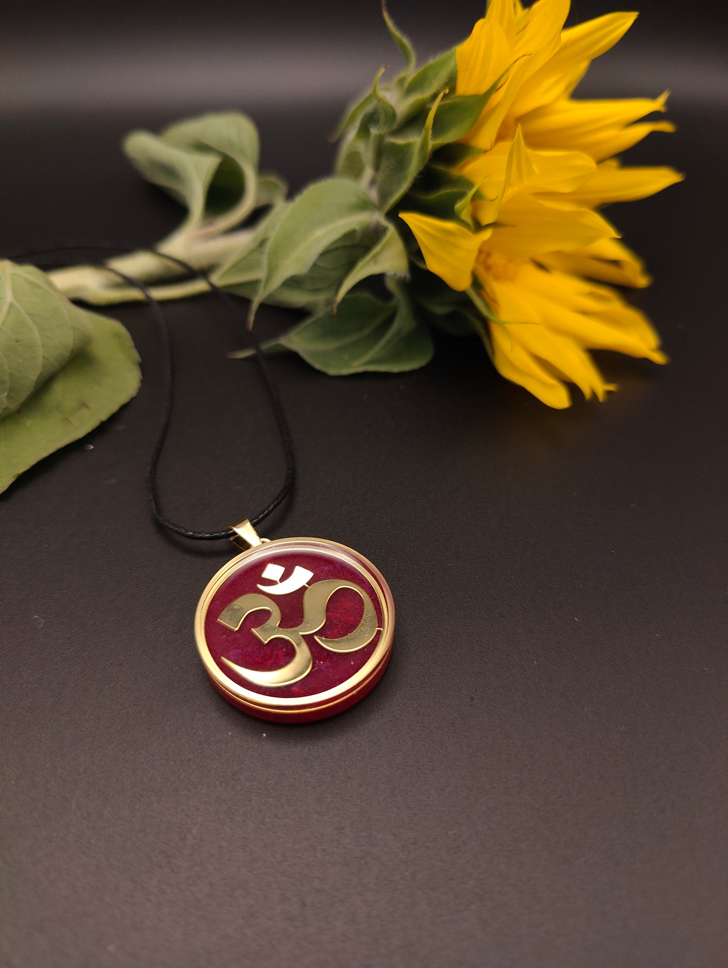 Orgon-Amulett in rot mit einem goldenem Om