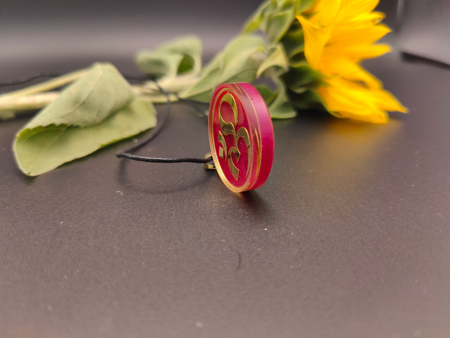 Orgon-Amulett in rot mit einem goldenem Om