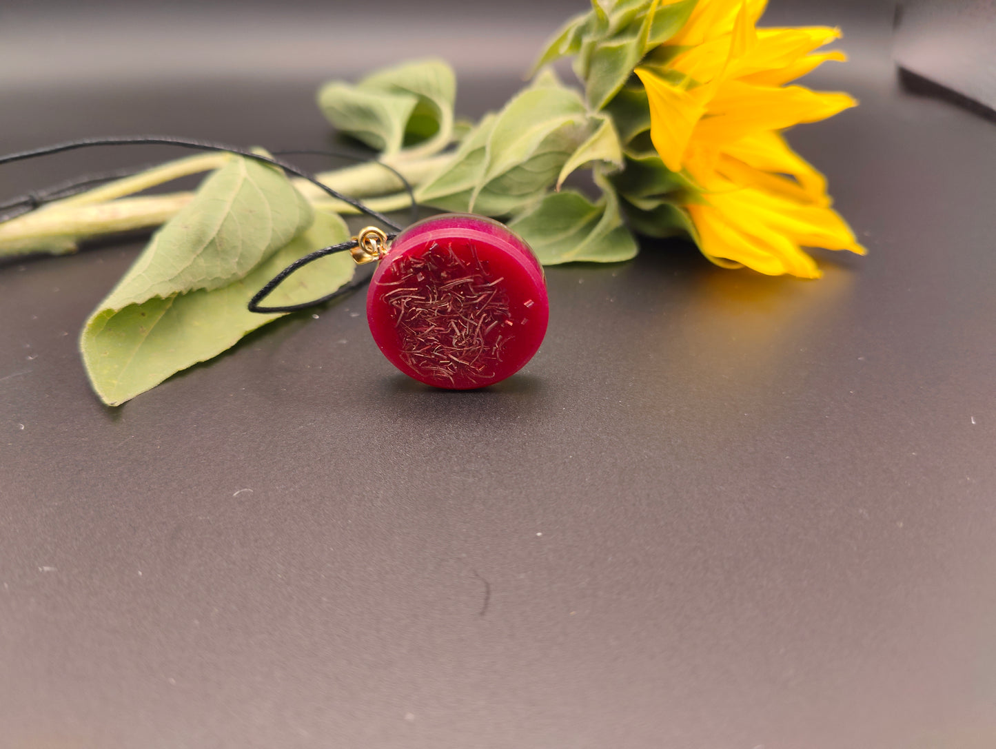 Orgon-Amulett in rot mit einem goldenem Baum des Lebens
