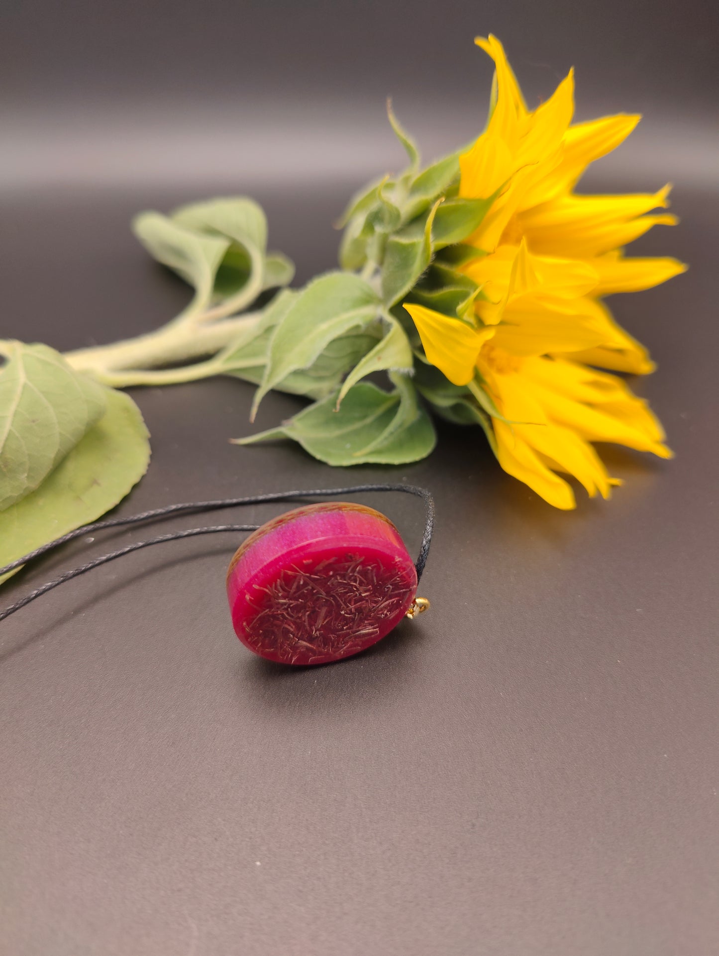 Orgon-Amulett in rot mit einem goldenem Ying Yang