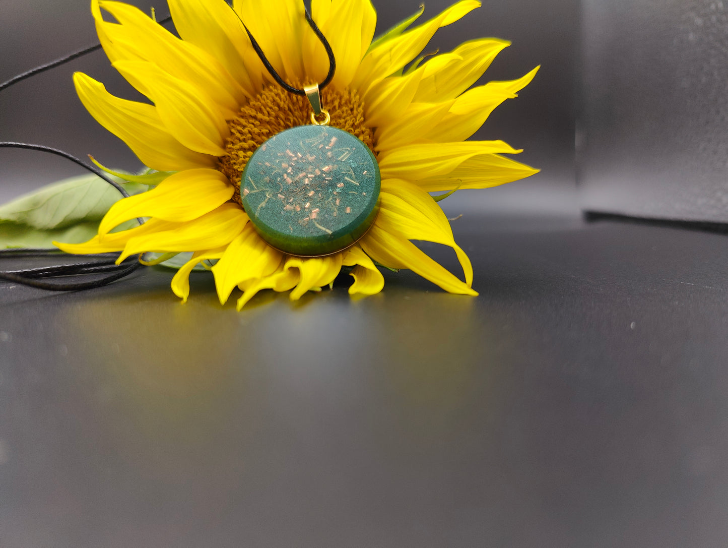 Orgon-Amulett in grün mit einem goldenem Ying Yang