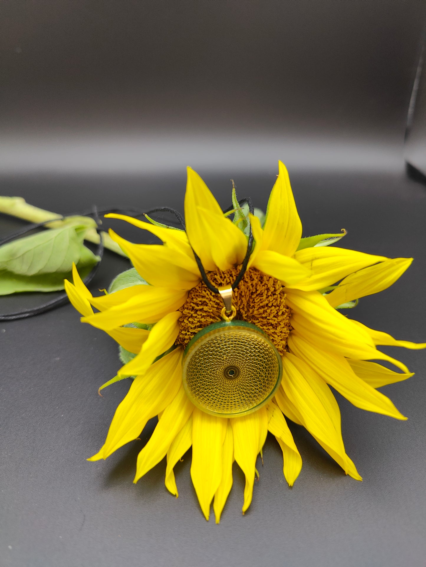 Orgon-Amulett in grün mit einem goldenem Torus