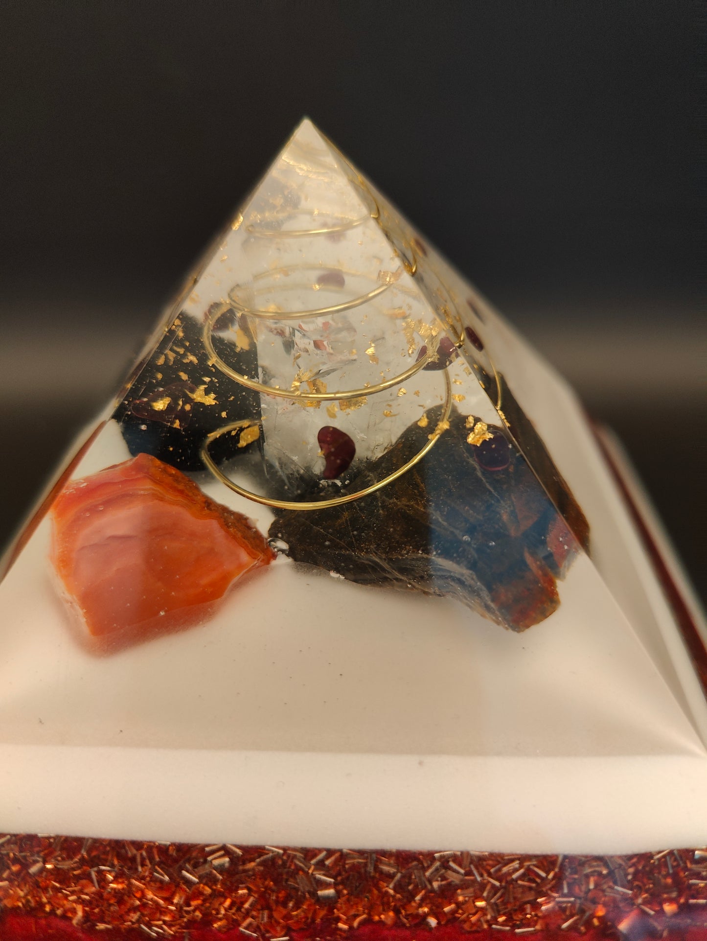 Pyramide in edlem weiß/rot