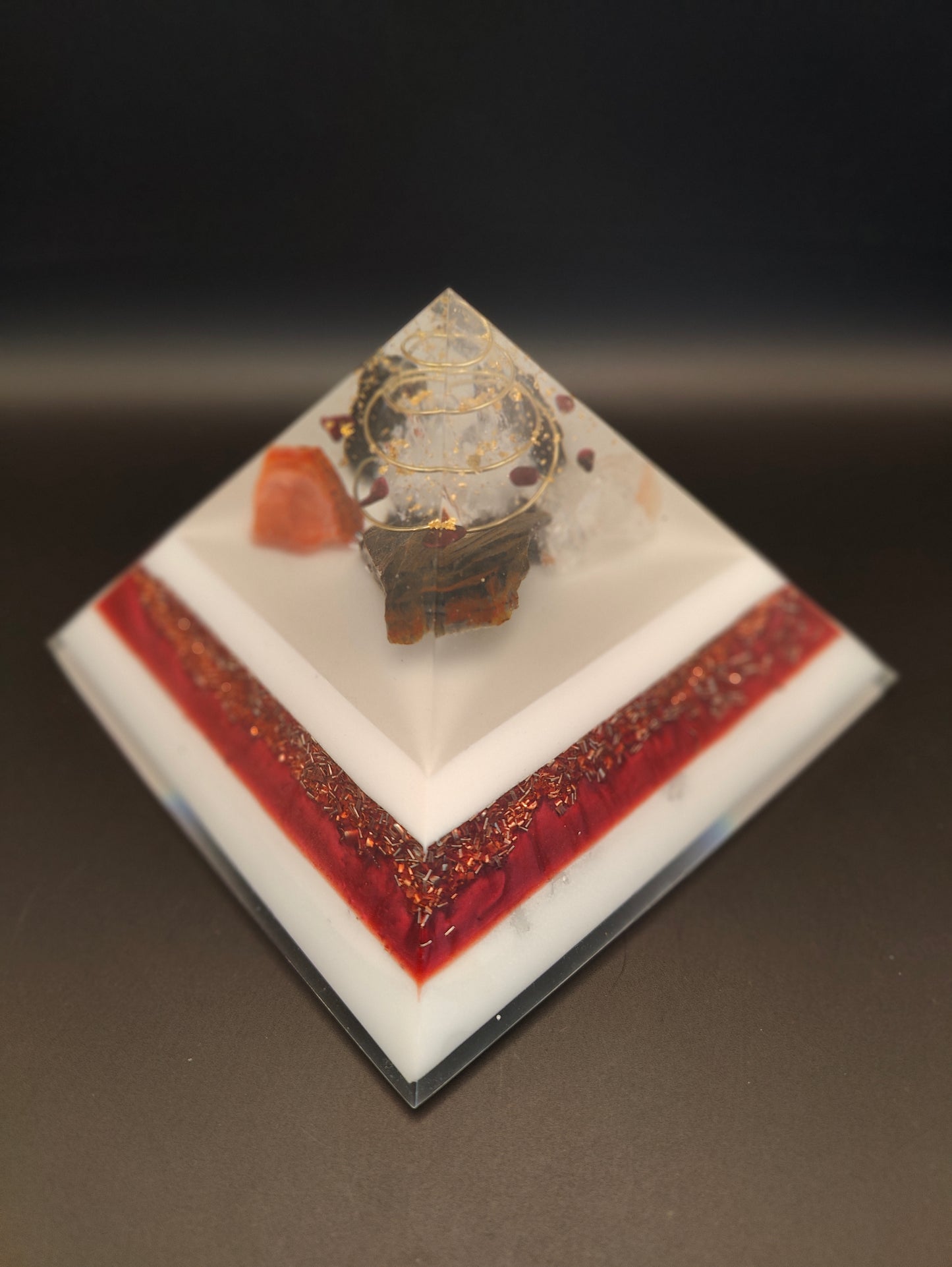 Pyramide in edlem weiß/rot