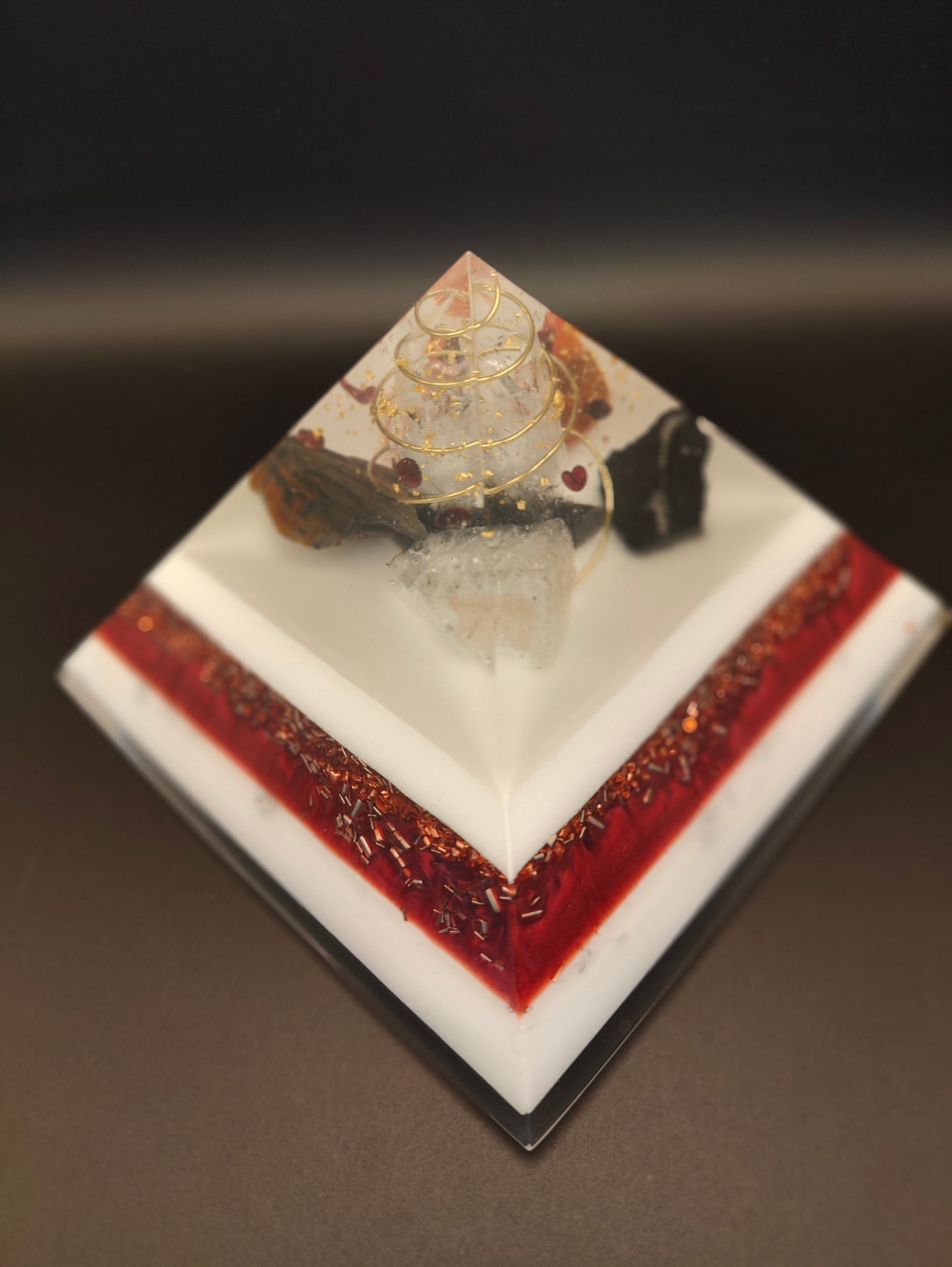Pyramide in edlem weiß/rot