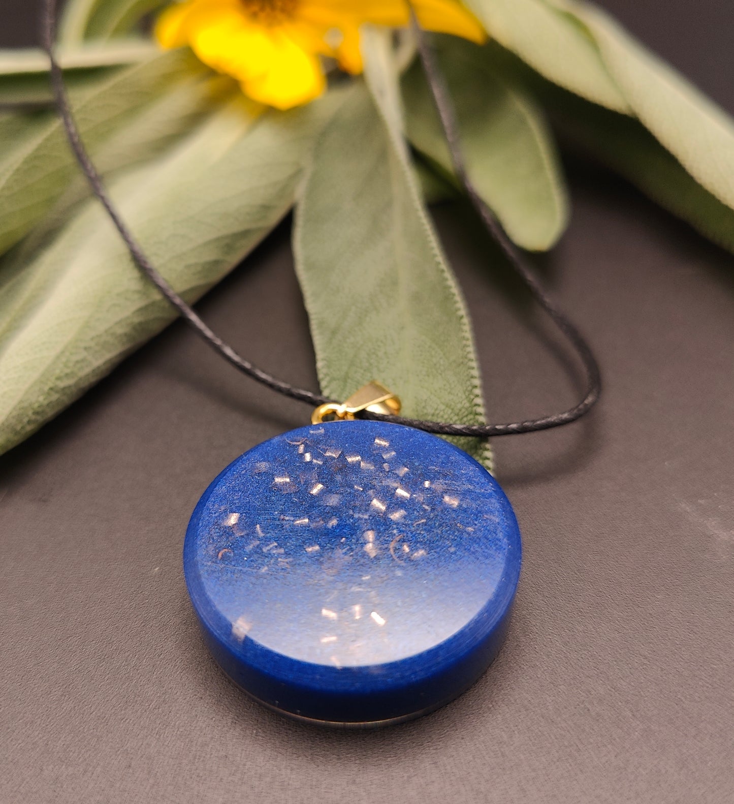 Orgon-Amulett in dunkelblau mit einem goldenem Sri Yantra