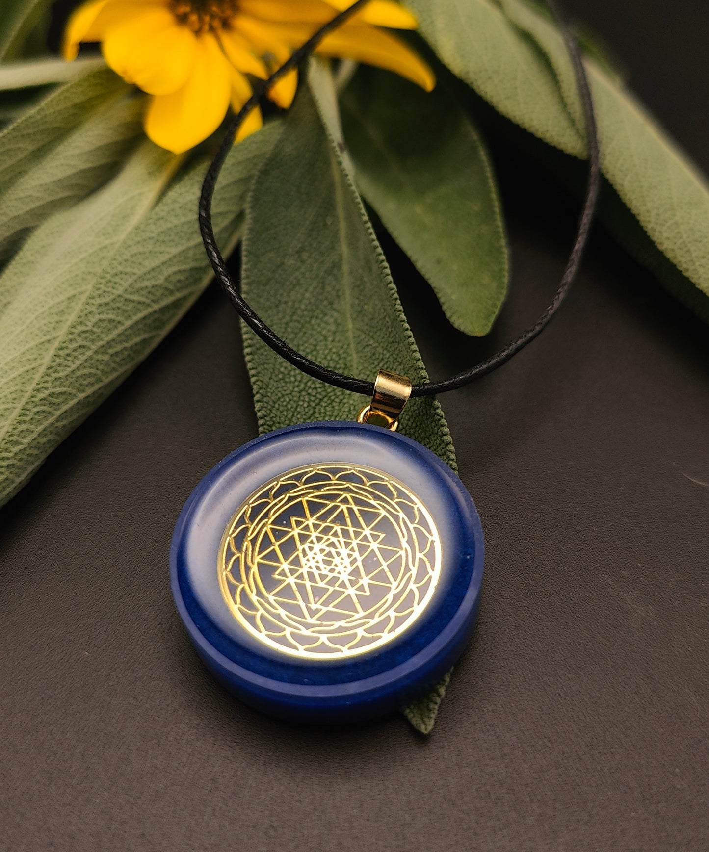 Orgon-Amulett in dunkelblau mit einem goldenem Sri Yantra