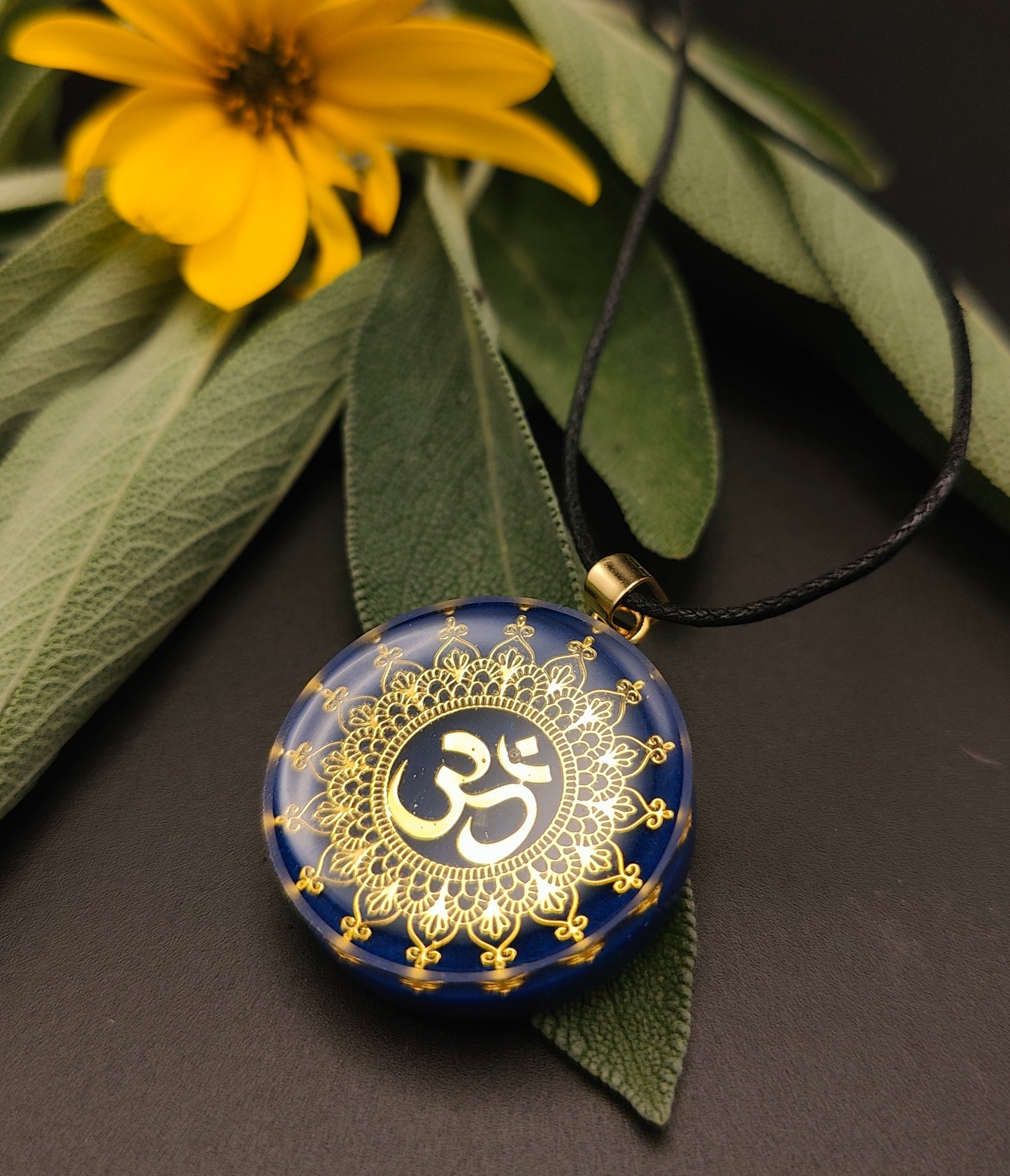 Orgon-Amulett in dunkelblau mit einem goldenem Om