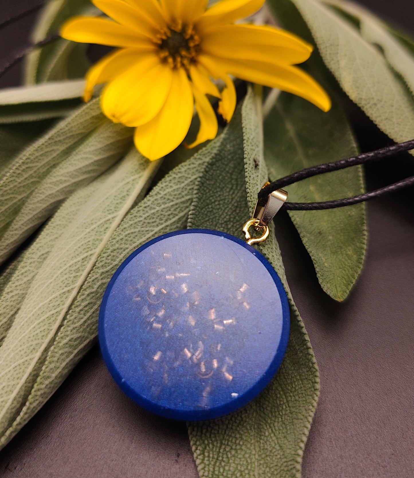 Orgon-Amulett in dunkelblau mit goldenem Same des Lebens