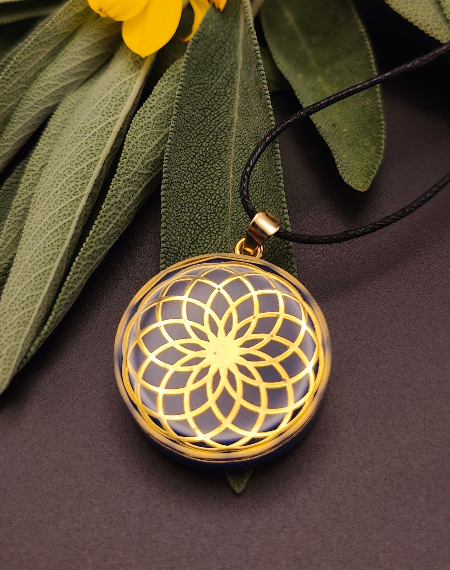 Orgon-Amulett in dunkelblau mit goldenem Same des Lebens