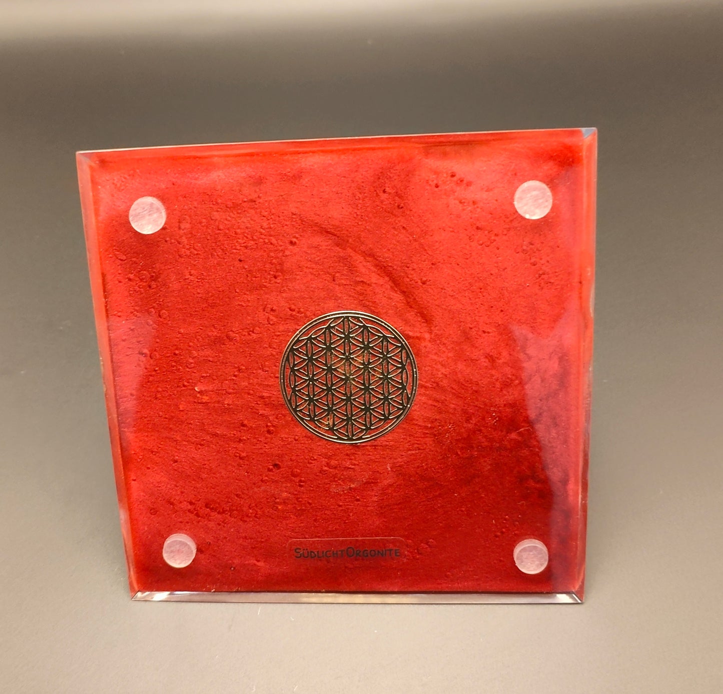 Pyramide mit grüner Opal-Kugel