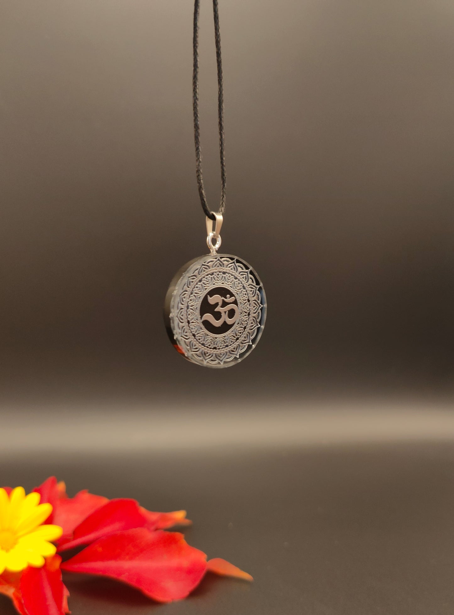 Schutz-Amulett mit silbernem Om