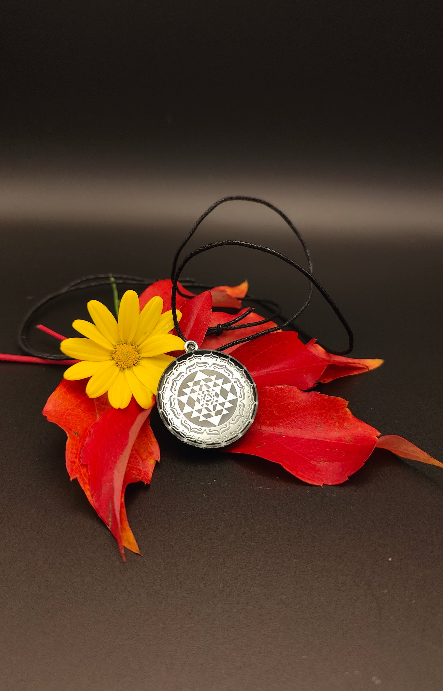 Schutz-Amulett mit silbernem Sri Yantra