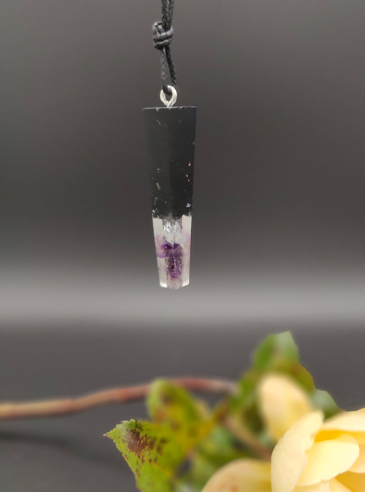 Anhänger in schwarz mit Amethyst