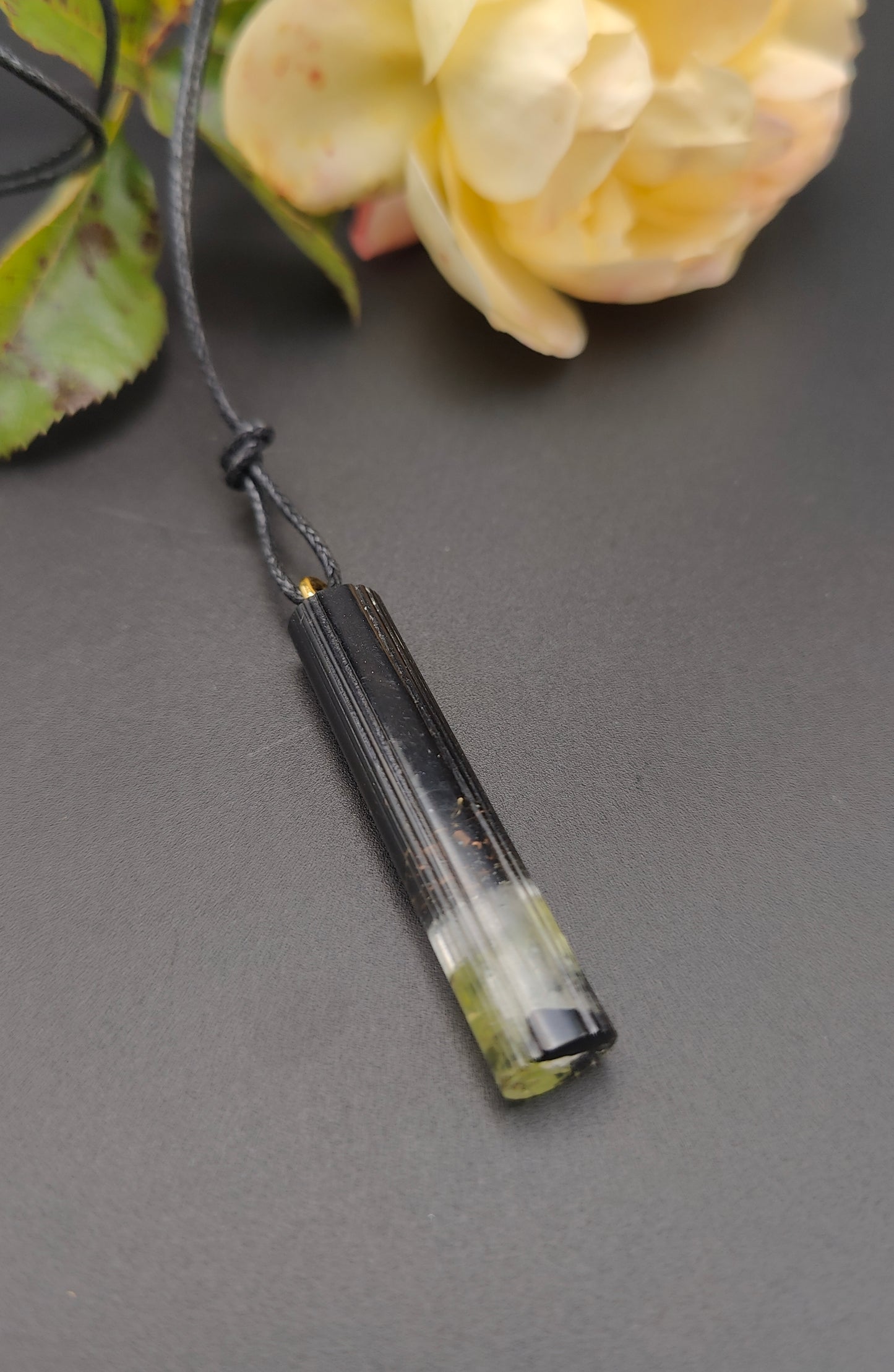 Anhänger - rund mit Riffelstreifen, in schwarz mit Peridot und Turmalin