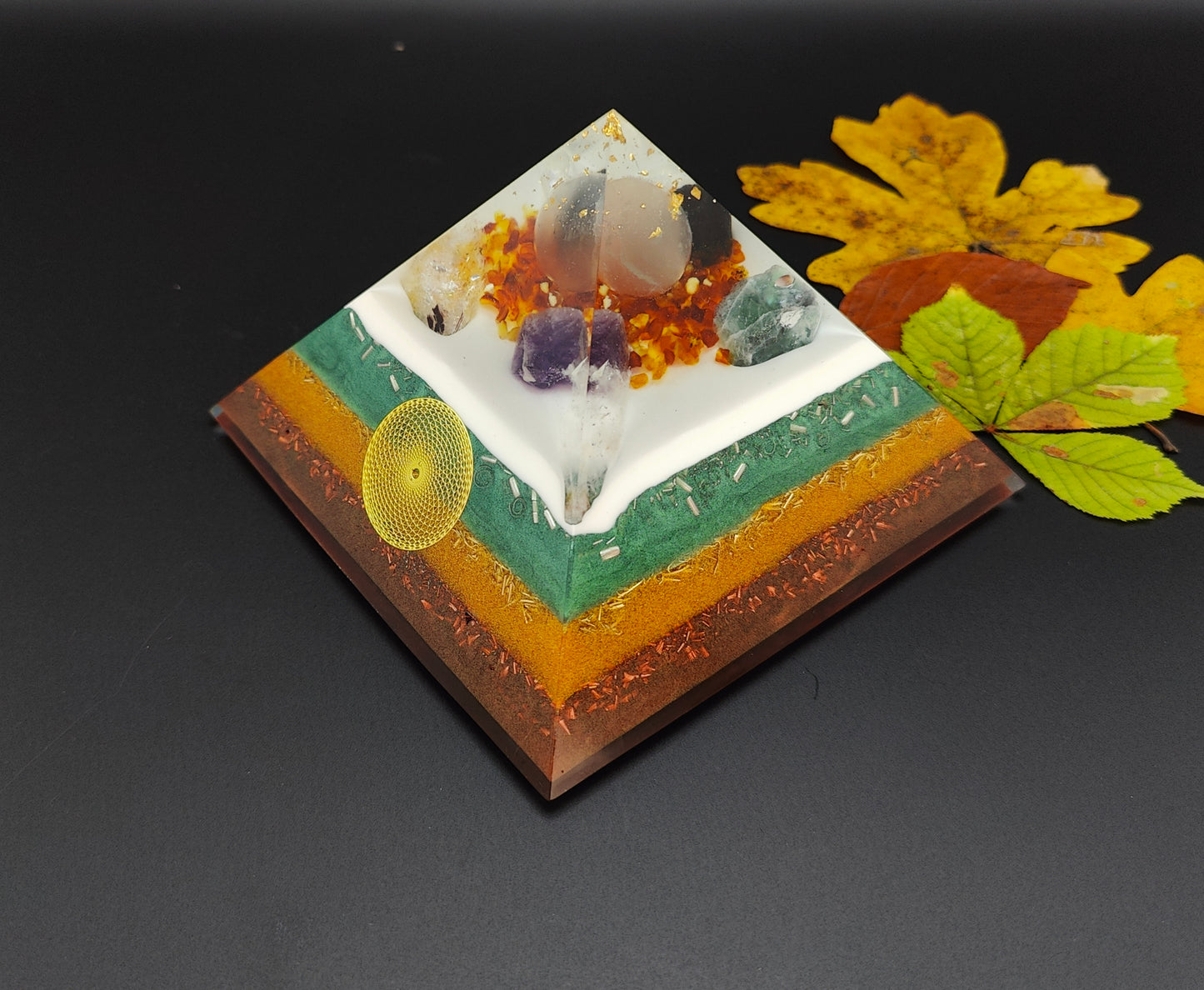 Pyramide mit Selenit-Kugel