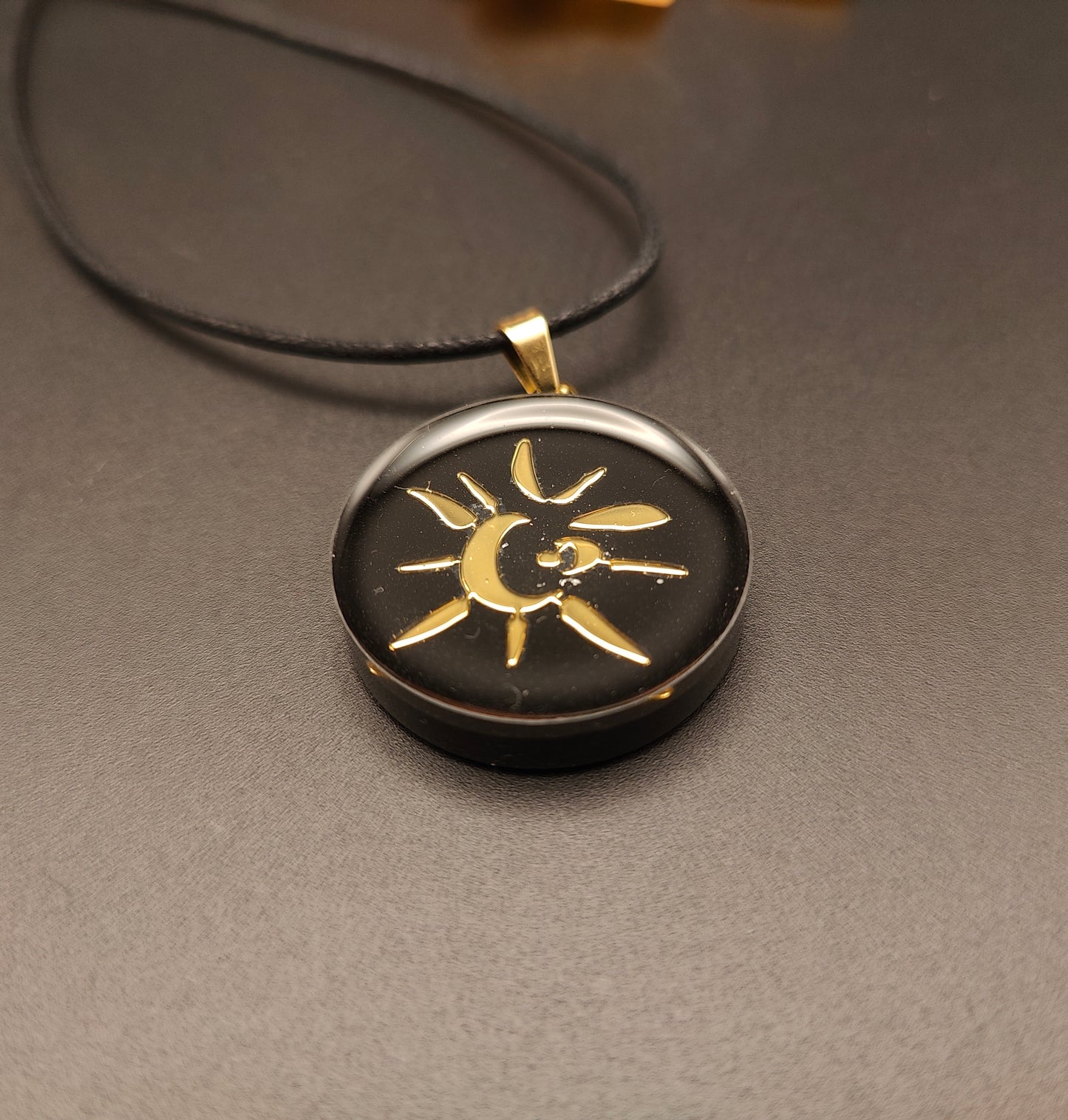 Orgon-Amulett mit Sonne/Mond-Symbol