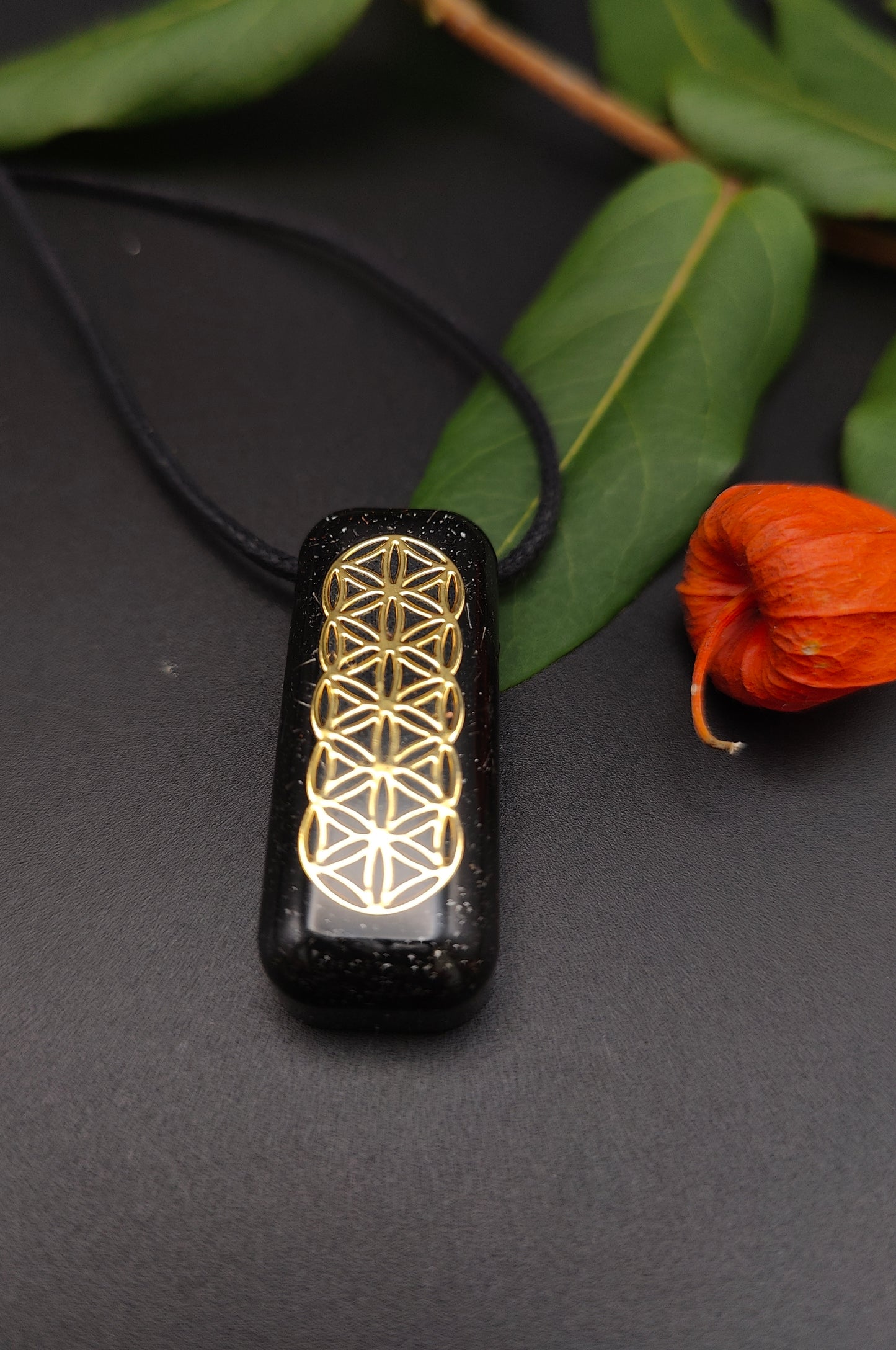 Orgon-Amulett mit einer goldenen Blume des Lebens