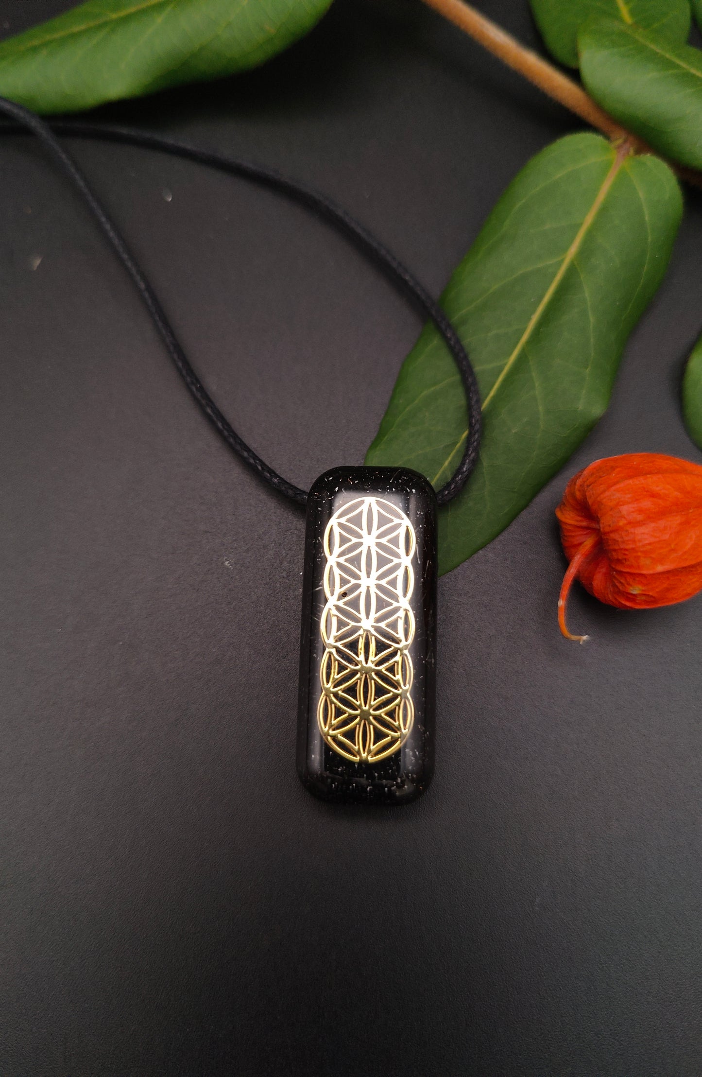 Orgon-Amulett mit einer goldenen Blume des Lebens