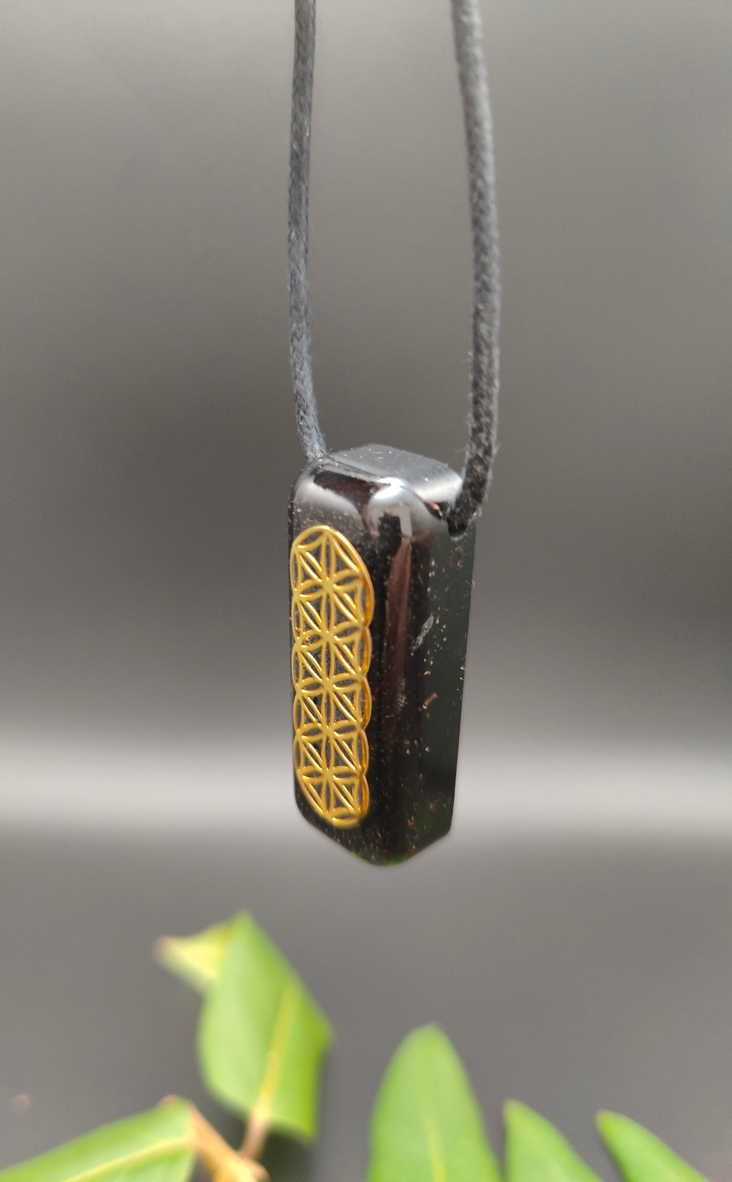 Orgon-Amulett mit einer goldenen Blume des Lebens