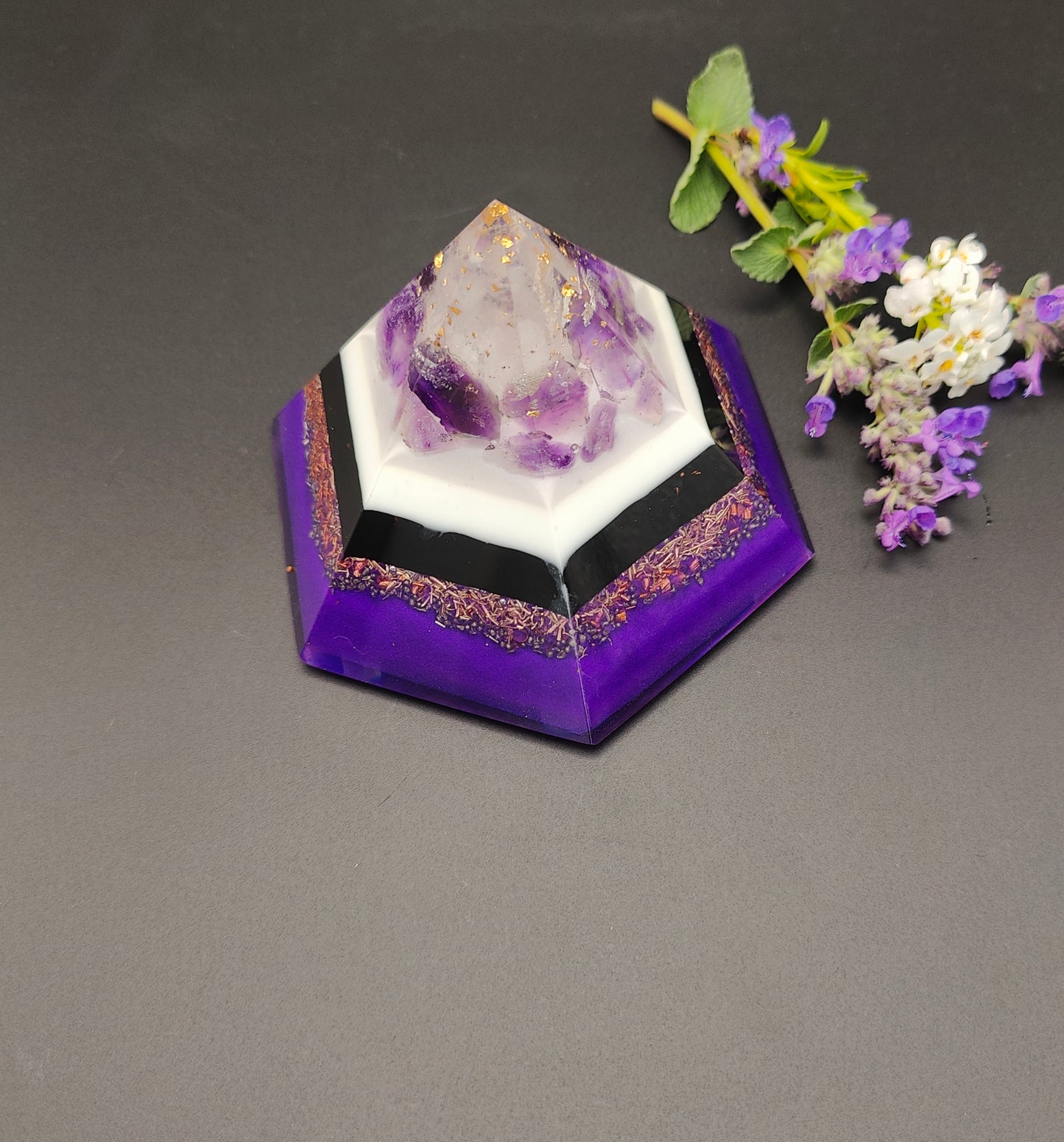 sechs-seitige Pyramide mit viel Amethyst