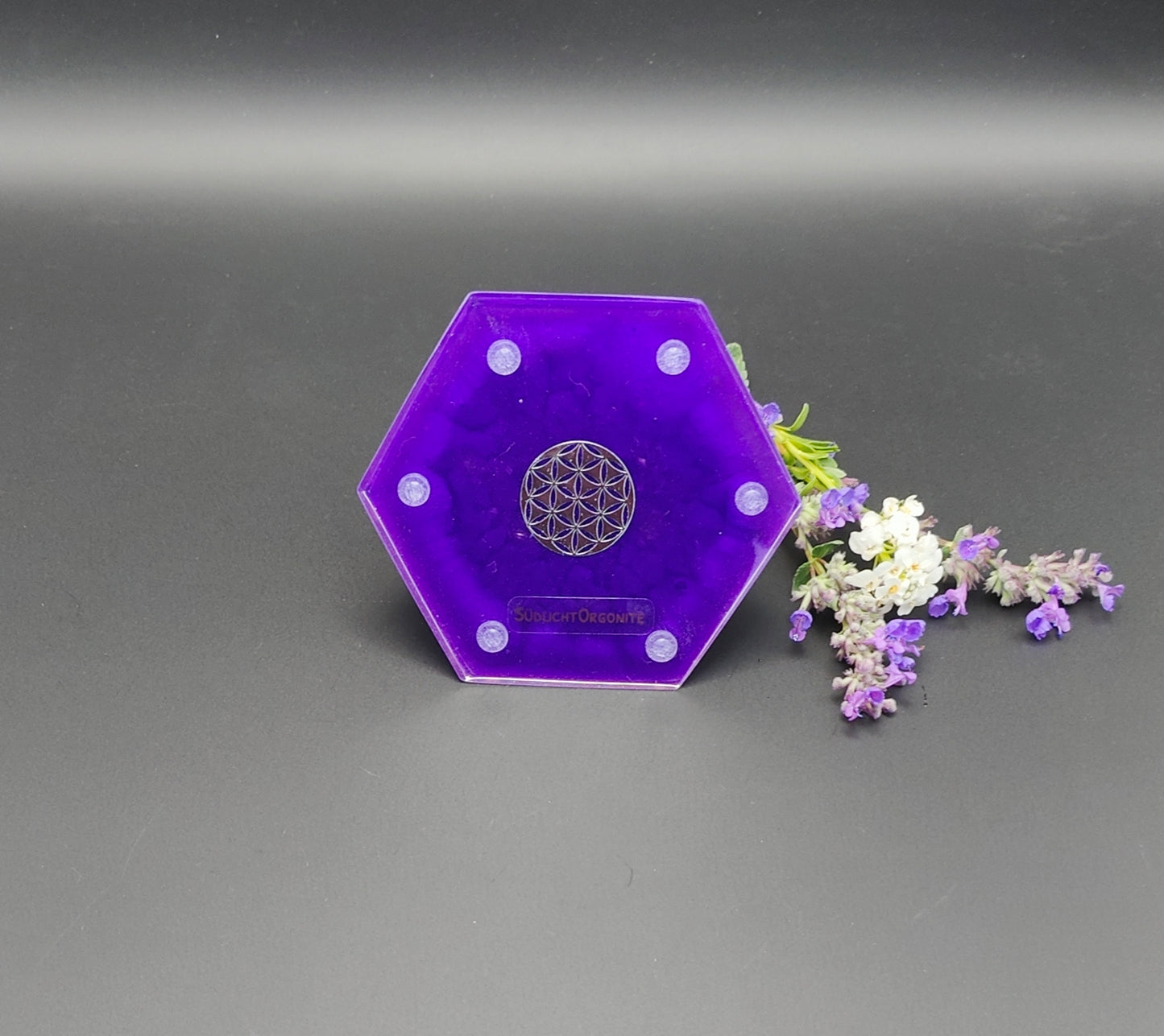 sechs-seitige Pyramide mit viel Amethyst