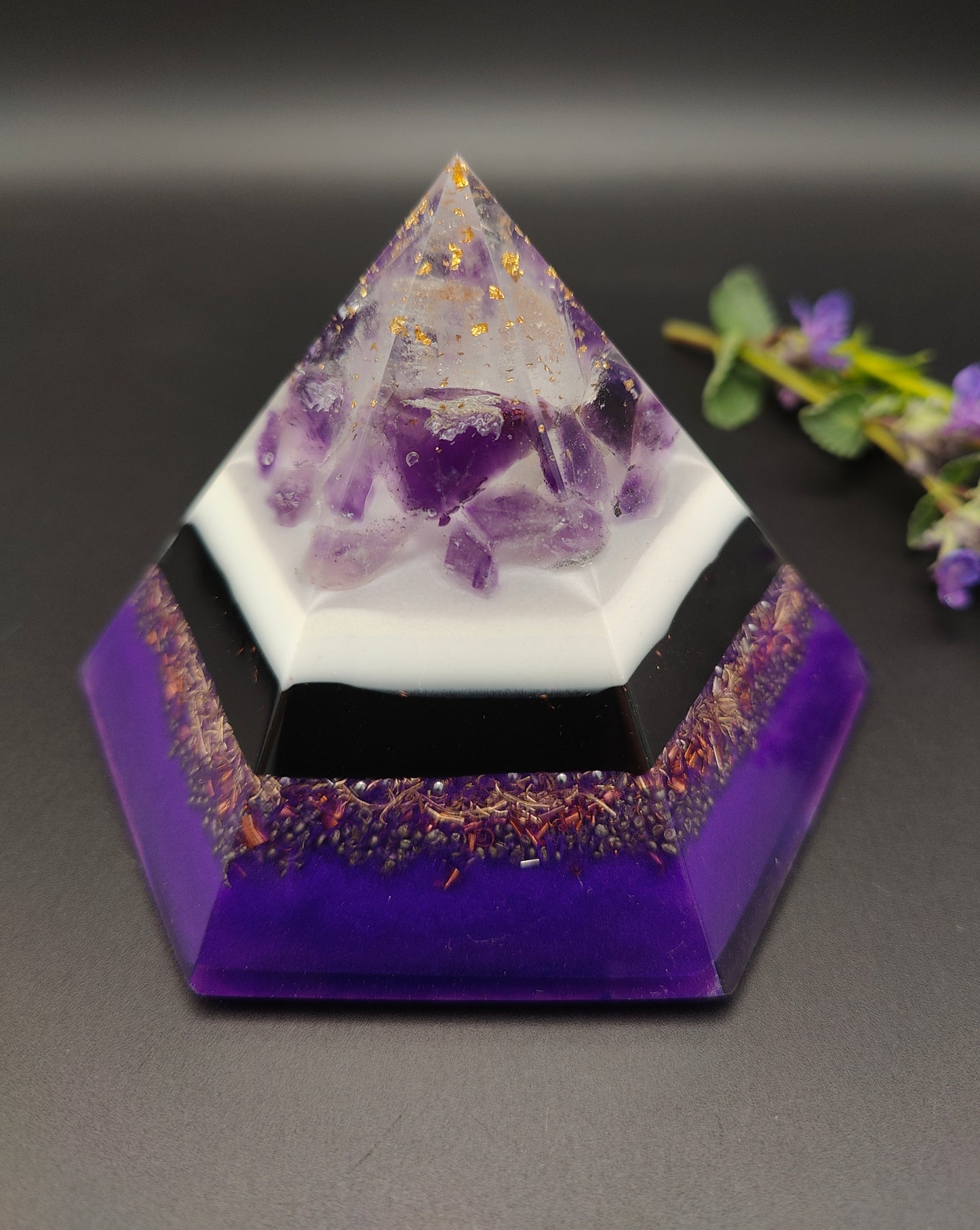sechs-seitige Pyramide mit viel Amethyst