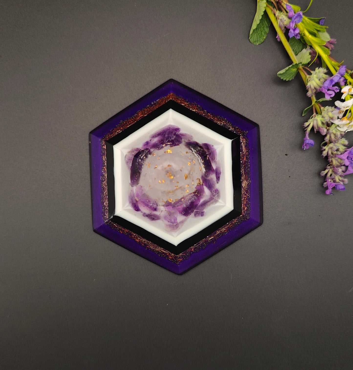 sechs-seitige Pyramide mit viel Amethyst