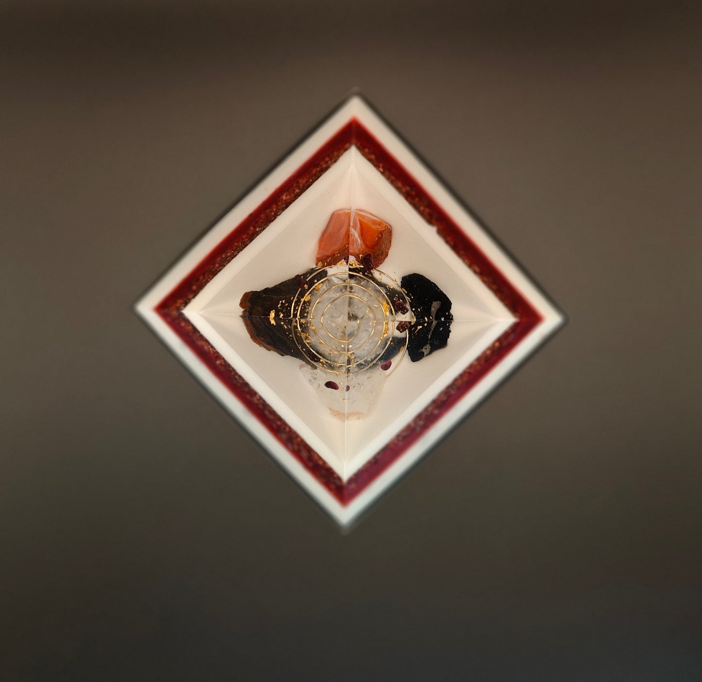 Pyramide in edlem weiß/rot