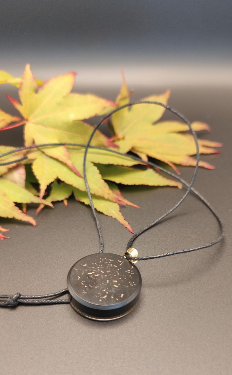 Schutz-Amulett mit goldenem Om