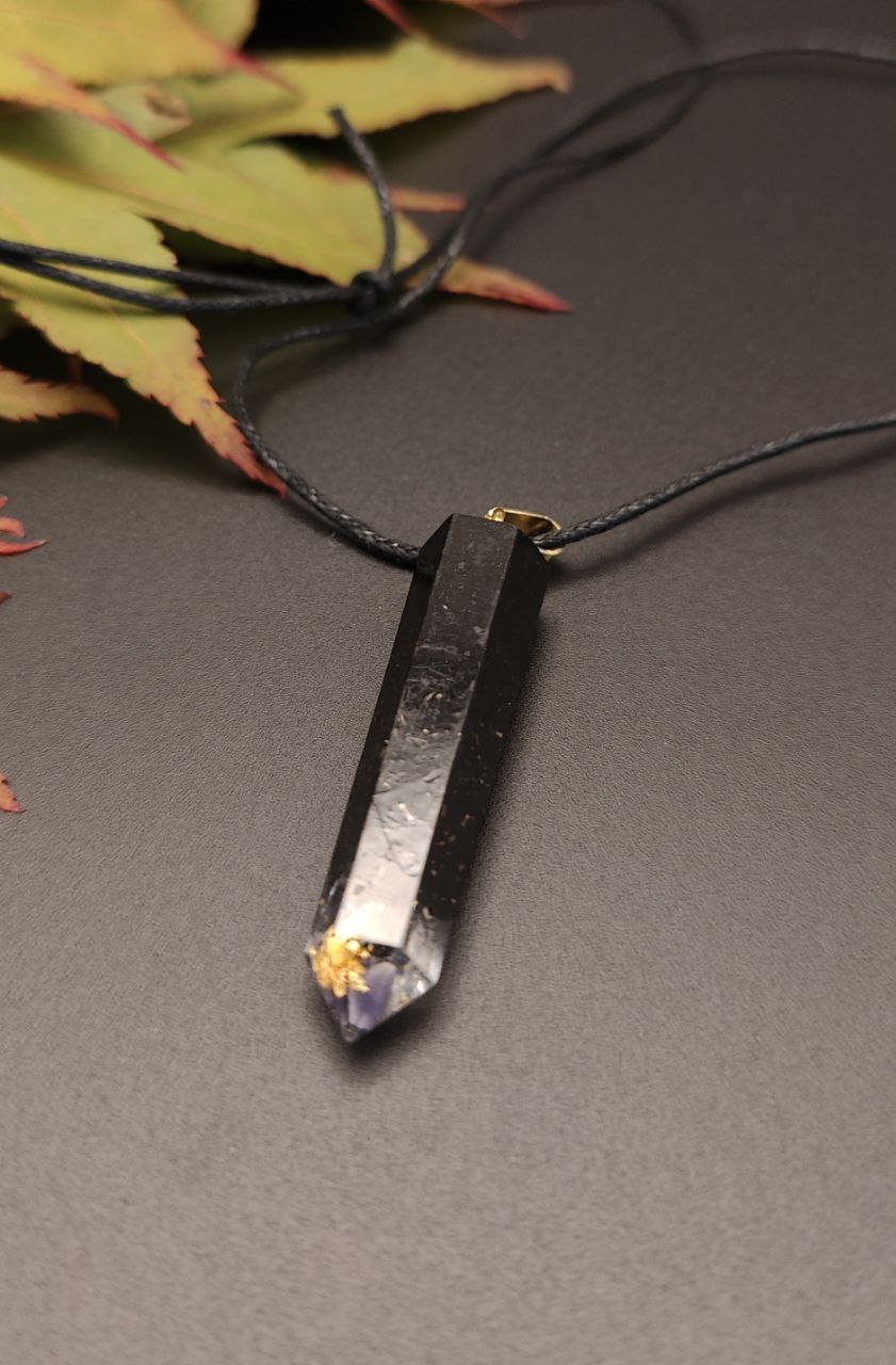 Anhänger - kristallspitzenförmig in schwarz mit Amethyst