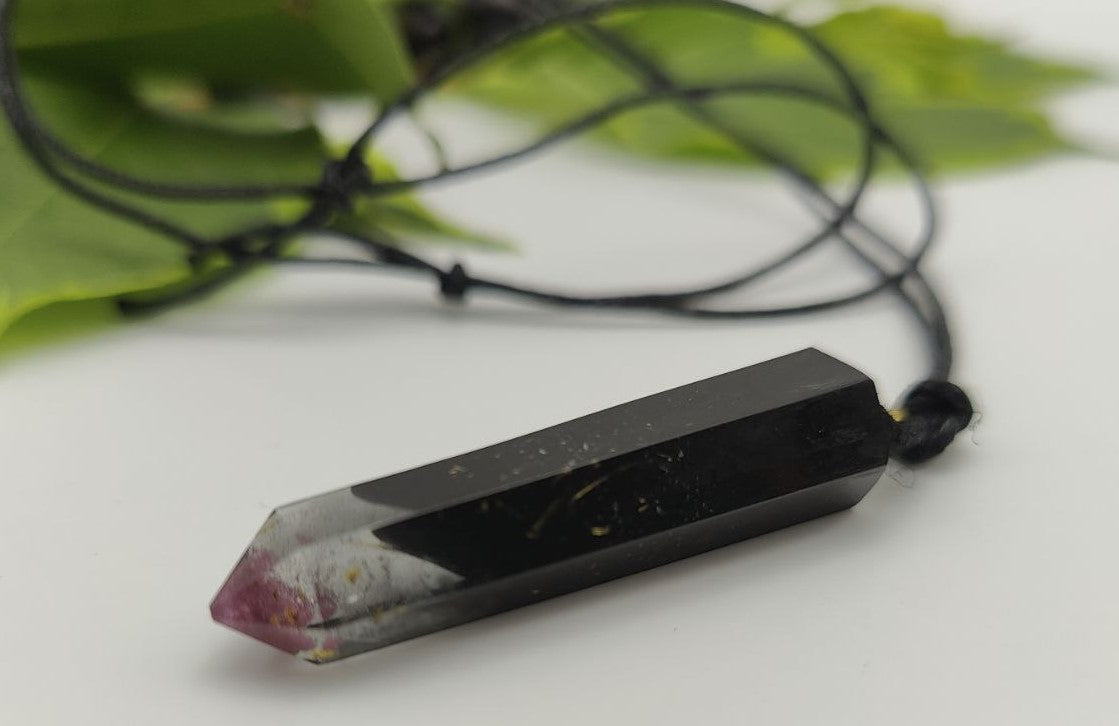 Anhänger - kristallspitzenförmig in schwarz mit Rubin