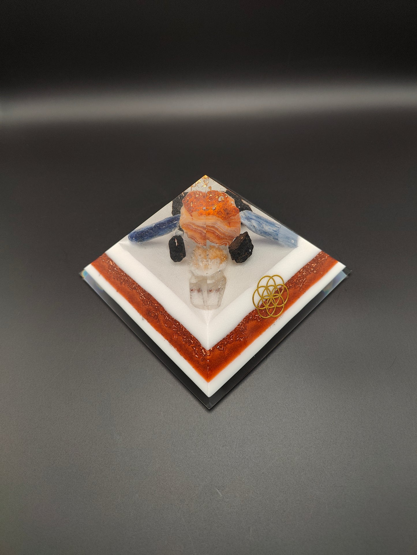 Pyramide in edlem weiß/rostrot