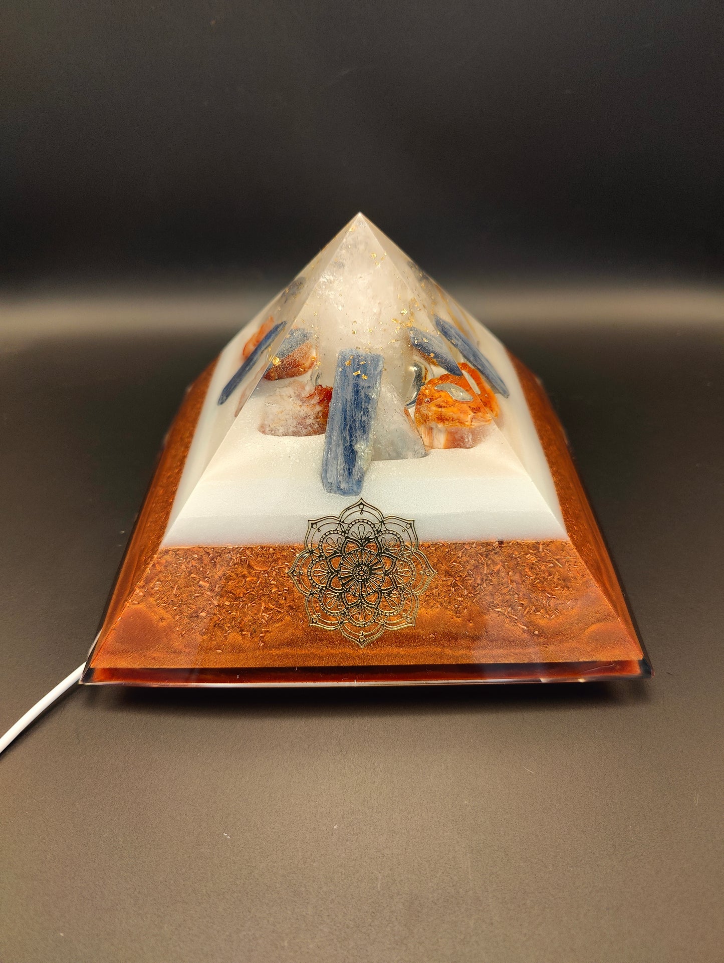 Beleuchtete Pyramide "Licht & Balance"