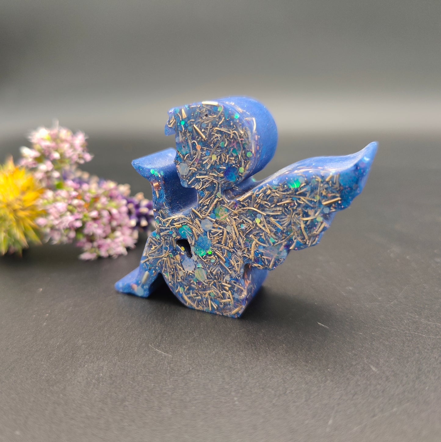 Sitzender Engel im blauen Glitzer-Gewand