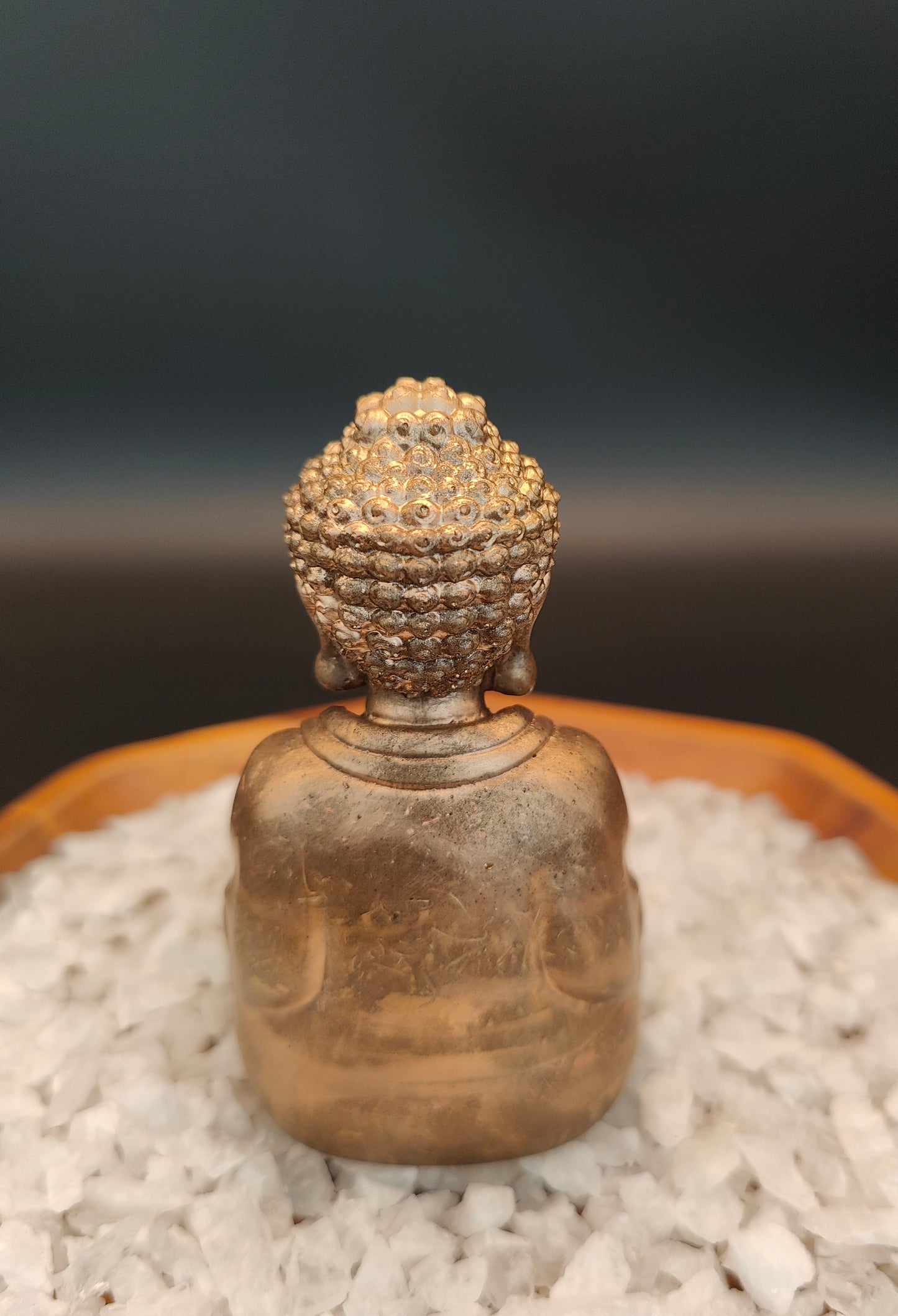 antikgoldener Buddha mit Gabenschale