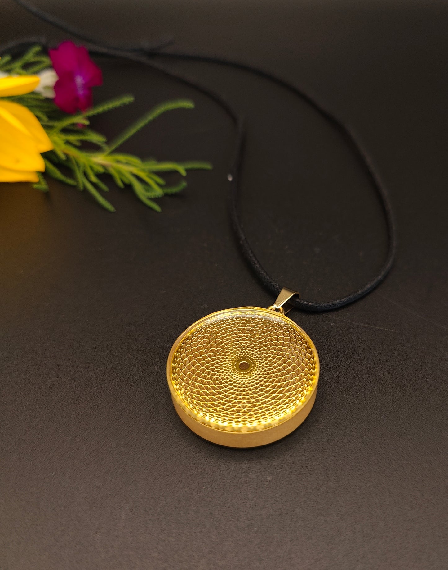 Orgon-Amulett in Gold mit einem goldenem Torus