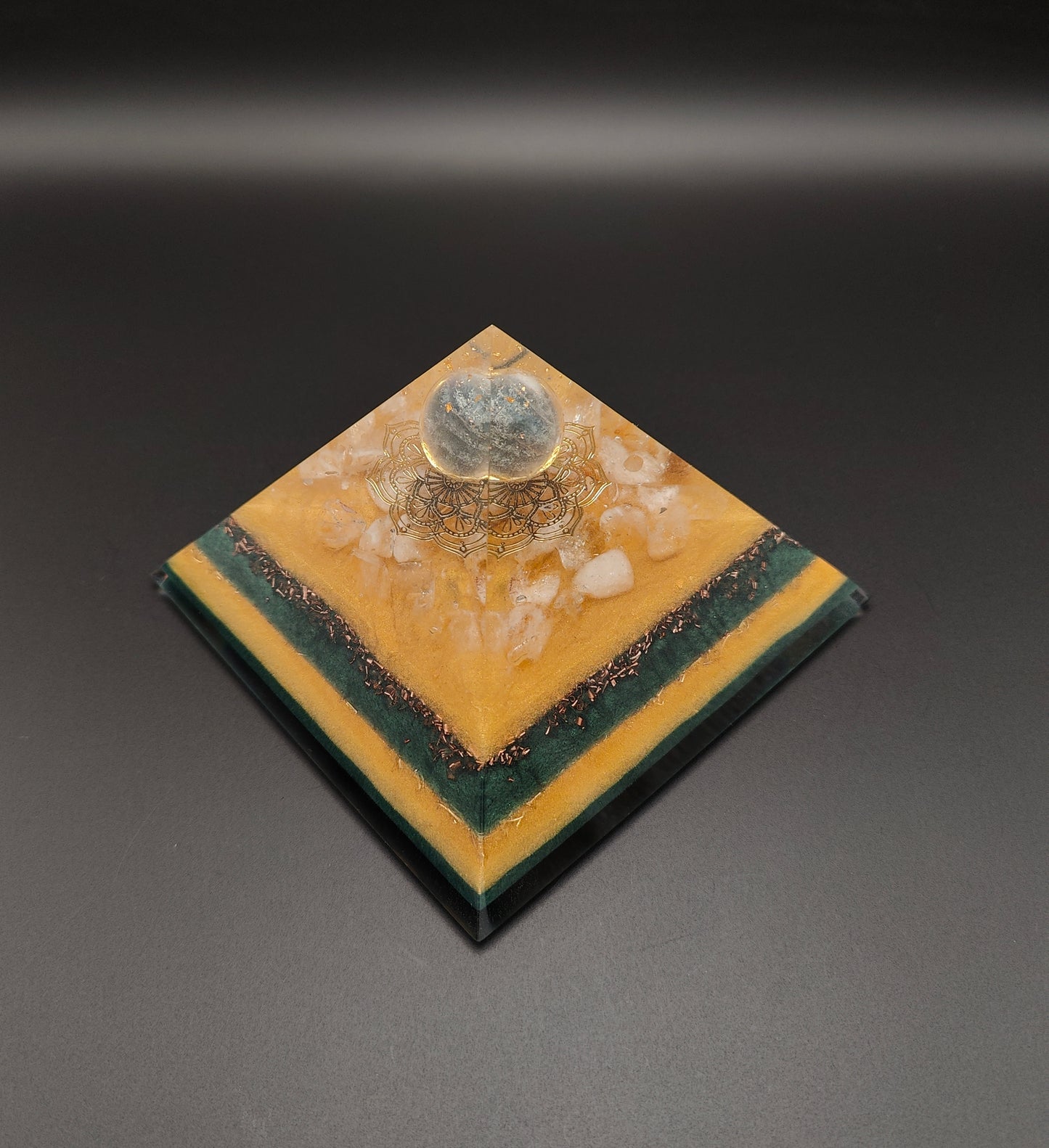 Pyramide ganz in Grün und Gold