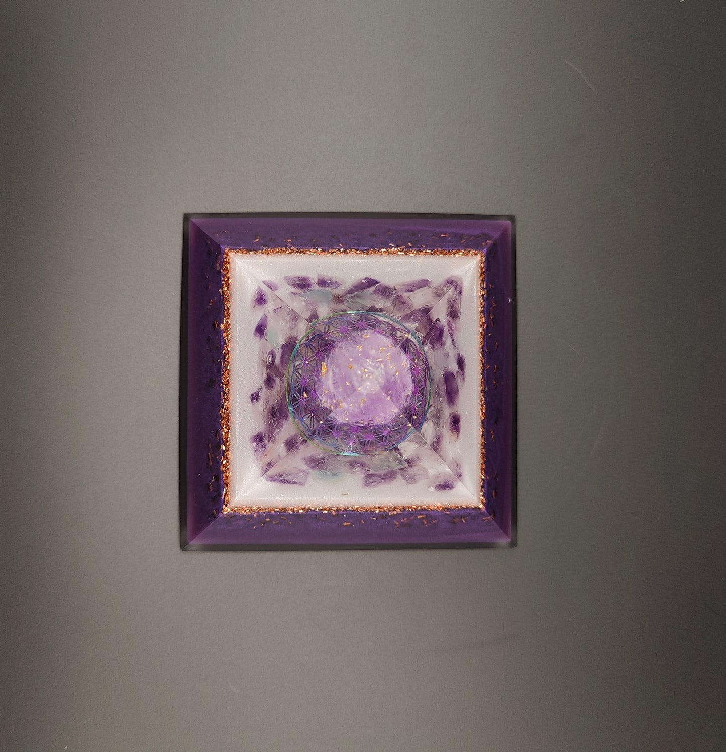 Pyramide mit viel Amethyst und Schimmer