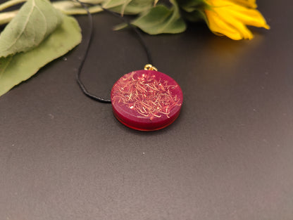 Orgon-Amulett in rot mit einem goldenem Om