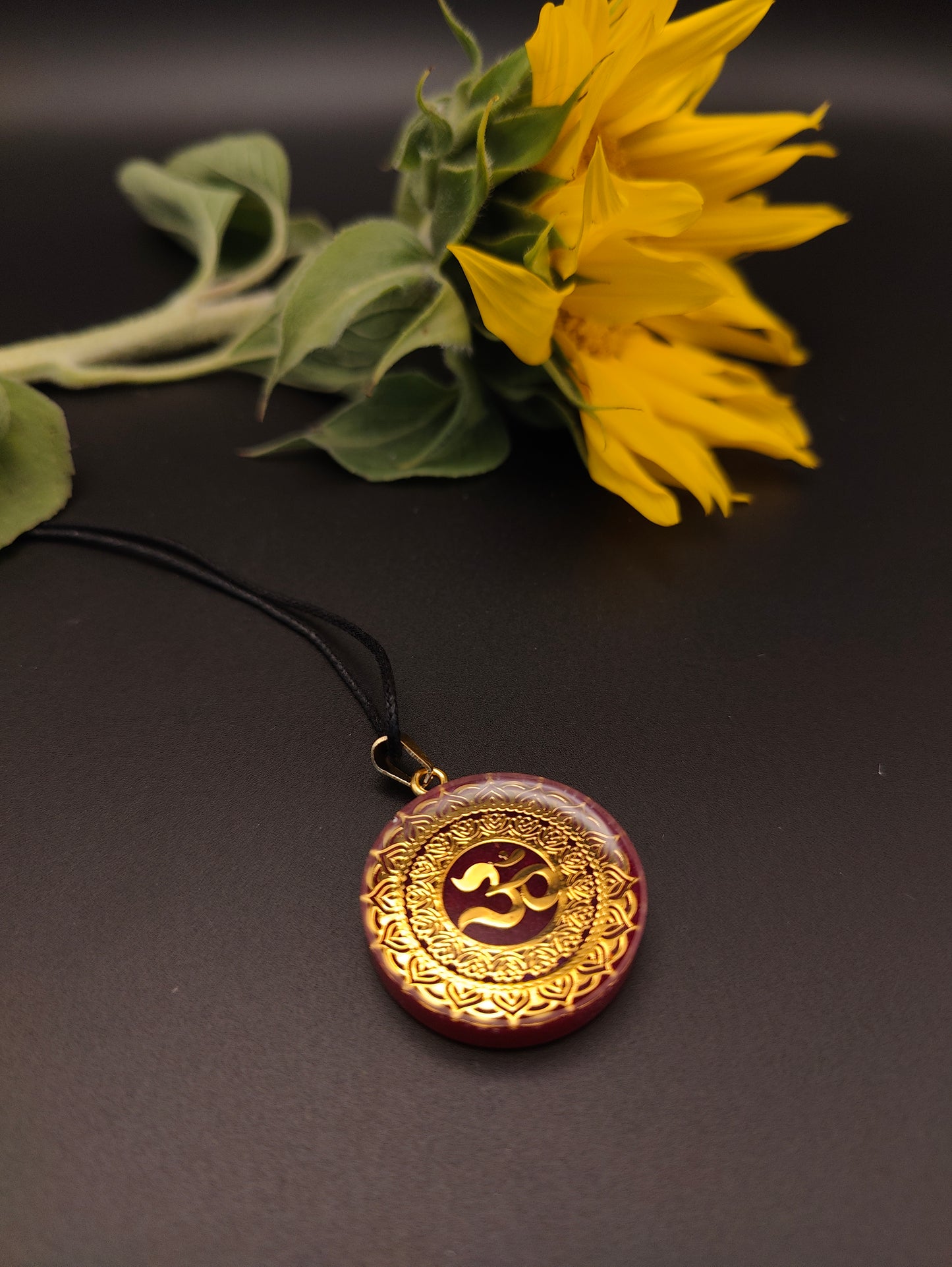 Orgon-Amulett in rot mit einem goldenem Om