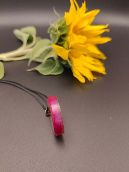Orgon-Amulett in rot mit einem goldenem Om