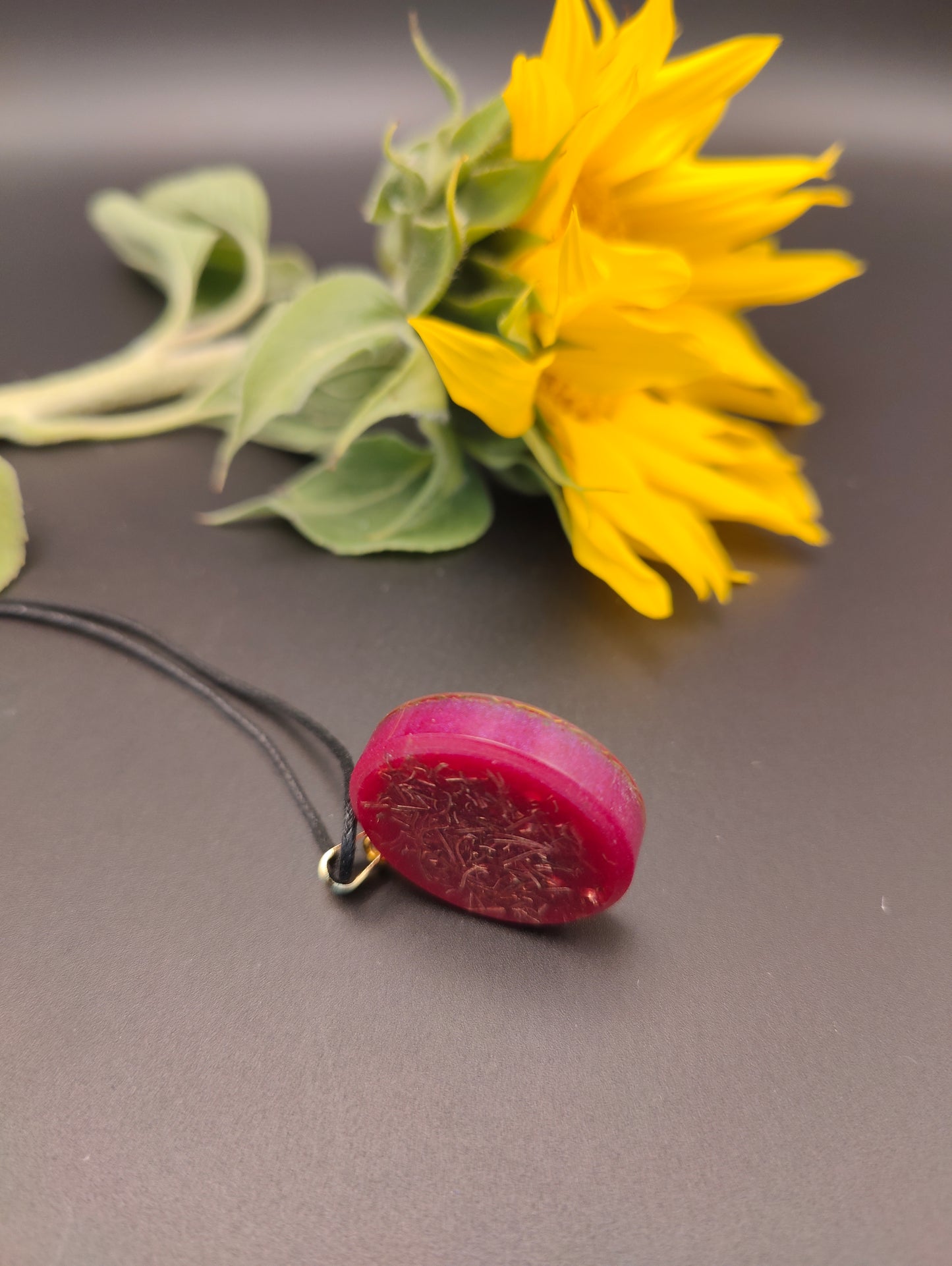 Orgon-Amulett in rot mit einem goldenem Om