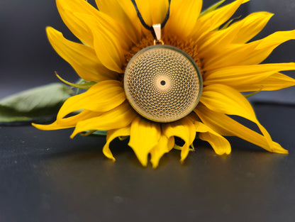 Orgon-Amulett in grün mit einem goldenem Torus