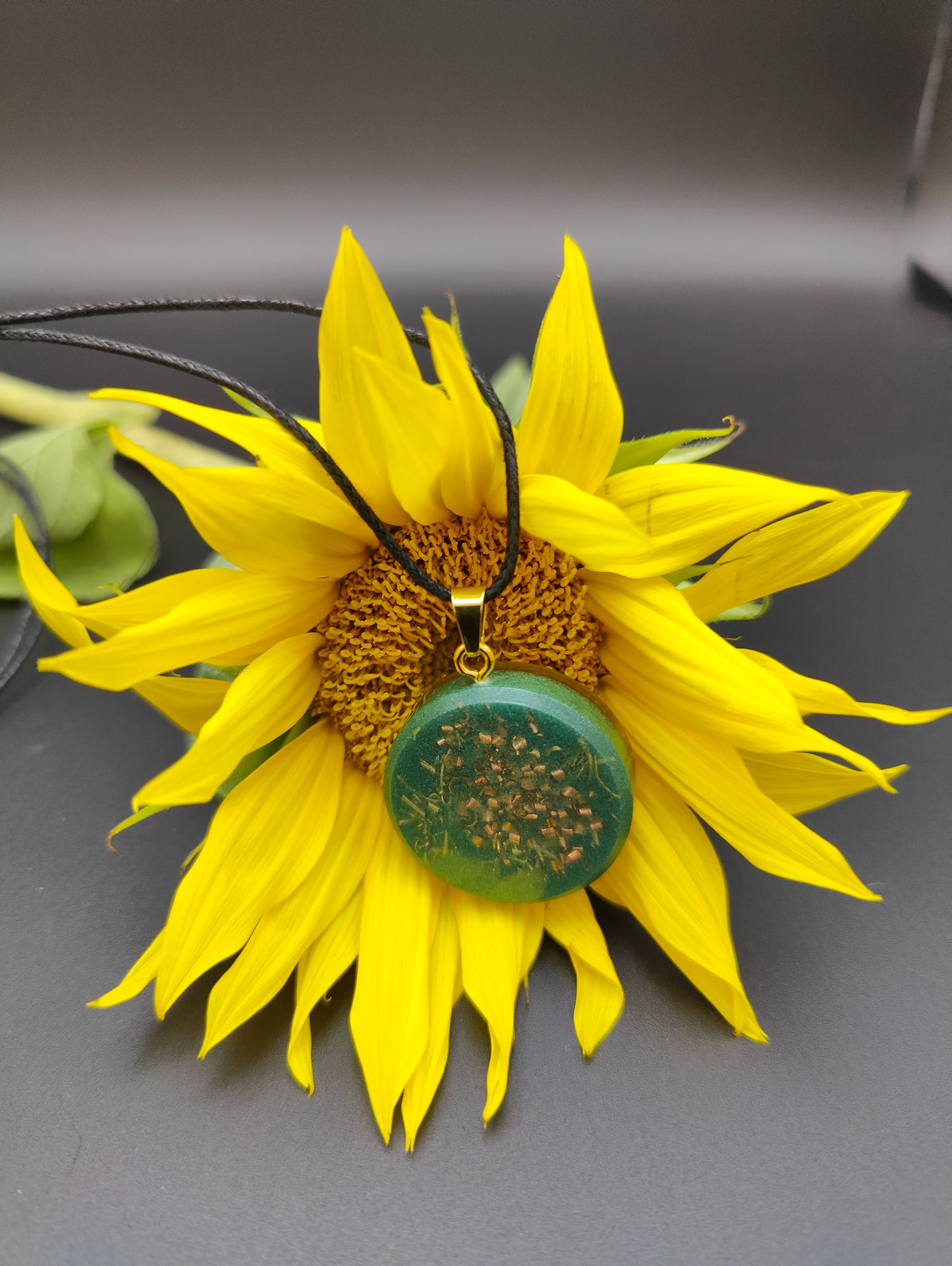 Orgon-Amulett in grün mit einem goldenem Torus