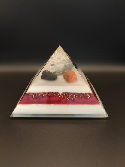 Pyramide in edlem weiß/rot