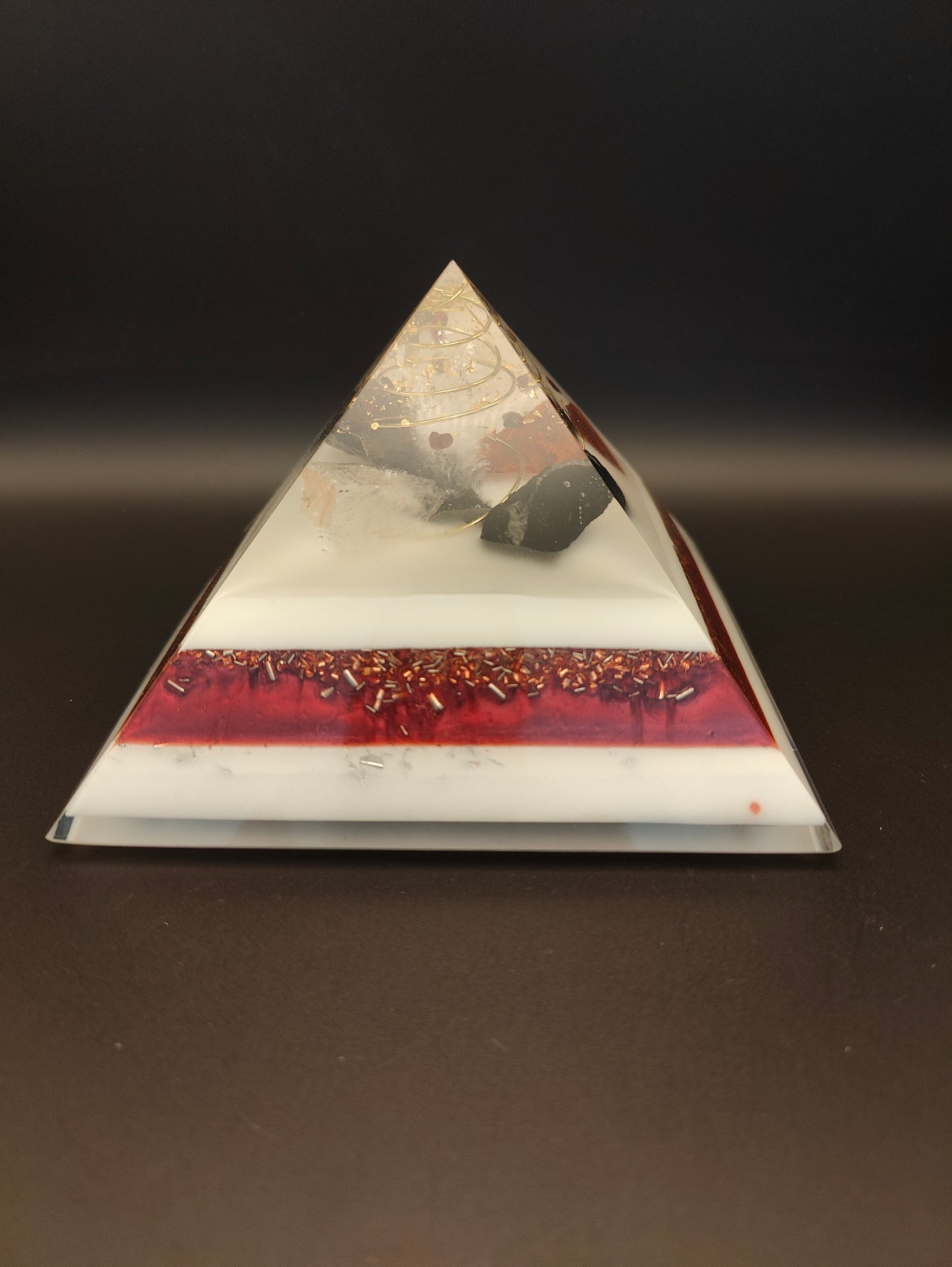 Pyramide in edlem weiß/rot