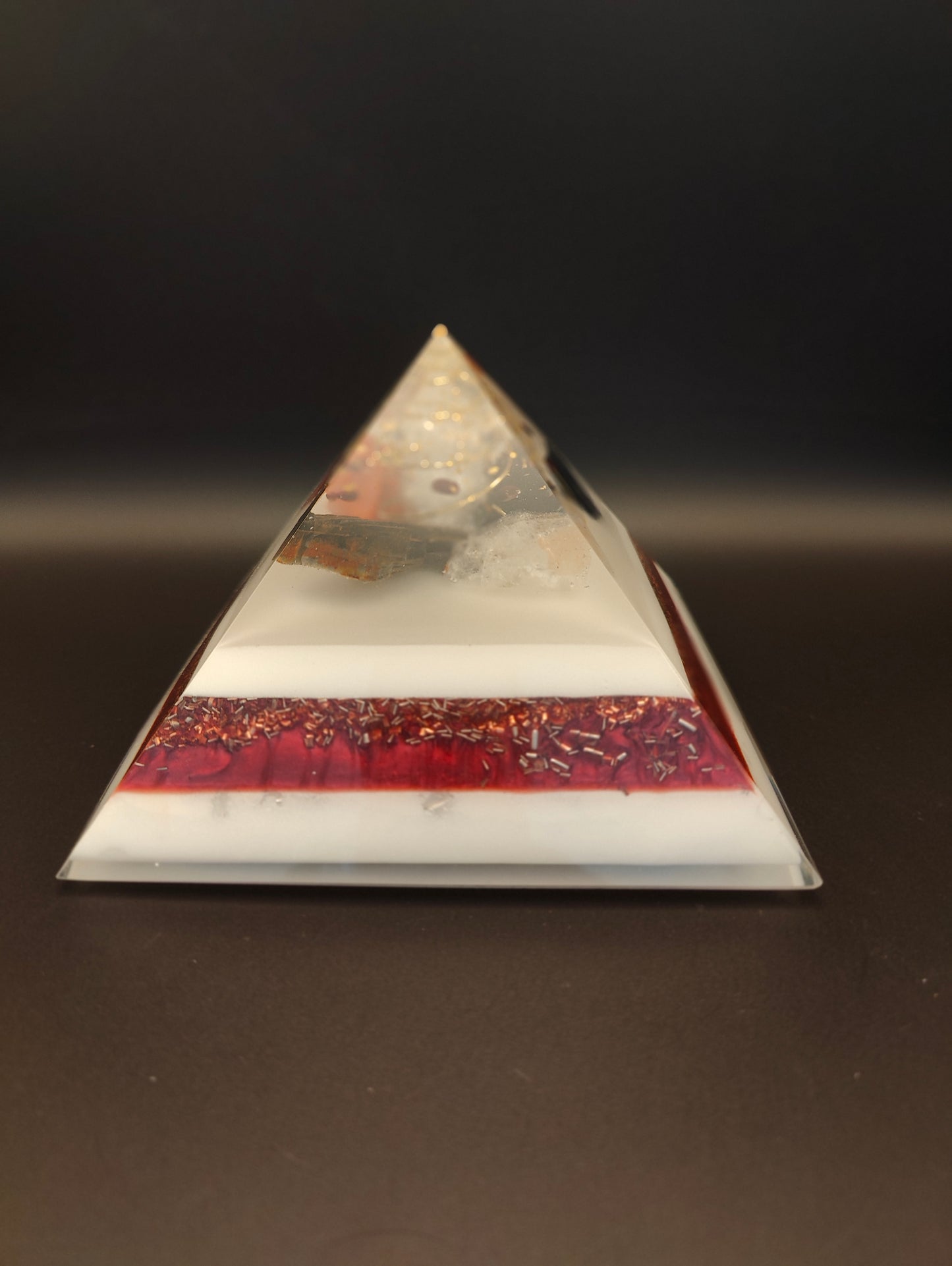 Pyramide in edlem weiß/rot