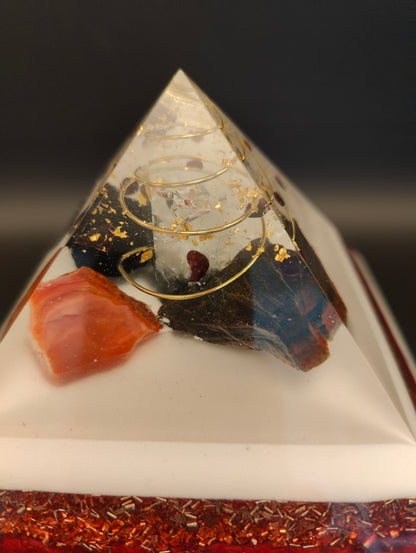 Pyramide in edlem weiß/rot