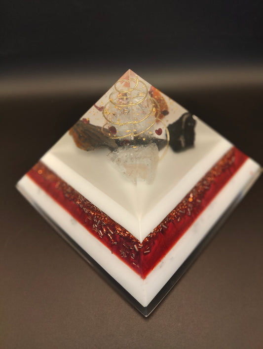 Pyramide in edlem weiß/rot